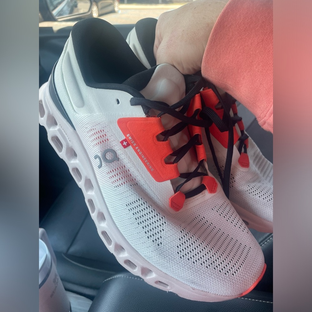 Women’s On Cloudstratus (OC) Helion Running Sneakers